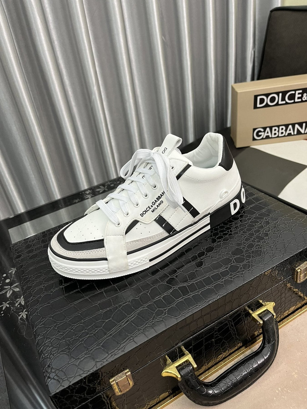 Dolce & Gabbana Contrast-Trim Lace-Up Sneakers